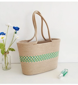 Nahaufnahme der gewebten Baumwolltasche mit Farbmuster und grünen Akzenten für den Strand