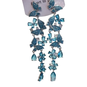 Elegante lange Quasten-Schmetterlingsohrringe mit blauen Zirkonia und Blumen-Anhängern