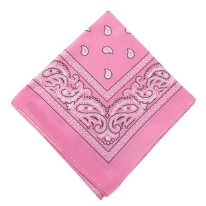 Dettaglio della bandana rosa con motivo paisley e trama del tessuto di alta qualità