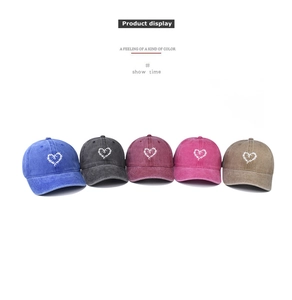 Cinq casquettes en coton délavé avec broderie cœur blanc en plusieurs couleurs