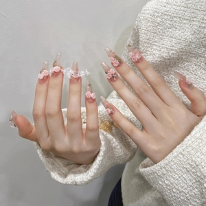 Faux ongles faits main luxueux avec roses 3D, perles et décor en dentelle élégante