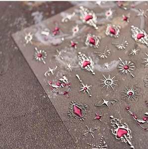 Détails macro d'autocollants 3D pour ongles avec cœurs roses et étoiles aux bords argentés