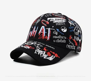 Détail de profil d'une casquette noire avec imprimés graffiti street art colorés