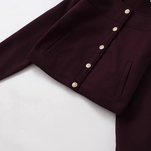 Elegante bordeauxrote Wolljacke für Damen mit hochwertigen geprägten Goldknöpfen