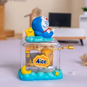 Makro-Detail der Doraemon-Spieluhr mit Metallgetriebe und transparentem Acrylgehäuse