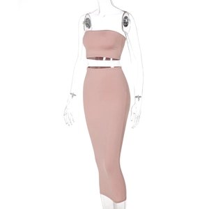 Vue détaillée de l'ensemble haut bustier rose et jupe longue moulante en tissu élastique