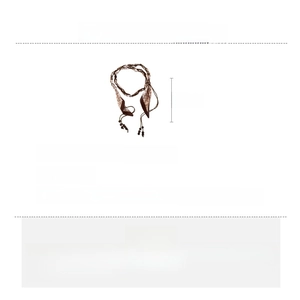 Détail de la chaîne de taille bohème avec corde de cire, perles bois et foulard