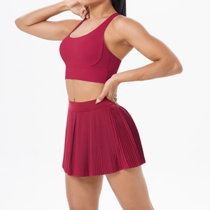 Détail de la jupe de tennis plissée bordeaux et du haut de sport en tissu à séchage rapide