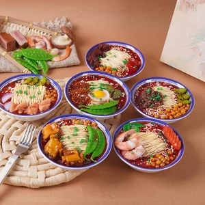 Set di 6 ciotole realistiche di noodles artificiali con vari condimenti decorativi