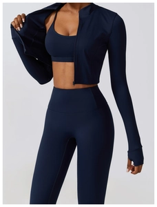 Détail des poignets de la veste de yoga élastique avec passe-pouces pour le sport