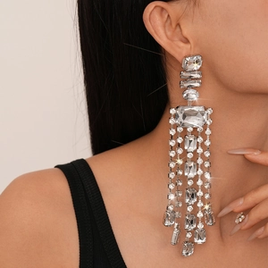 Boucles d'oreilles argentées à pompons avec cristaux et franges de strass