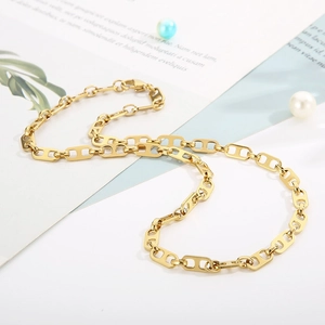 Detailansicht der goldenen Kaffeebohnen-Gliederkette mit Karabinerverschluss auf Requisite