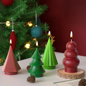 Set di candele ad albero di Natale e torre geometrica in rosso e verde decorazioni
