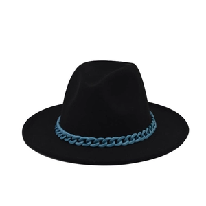 Detailansicht eines schwarzen Wollhutes mit einer auffälligen blauen Gliederkette