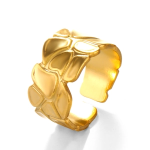 Breiter strukturierter Edelstahlring in 18K Goldoptik mit künstlerischem Design