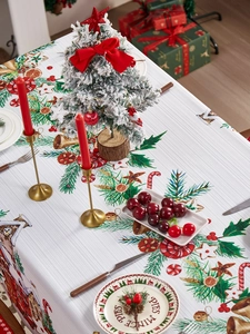 Mantel navideño con estampados de árboles festivos en una acogedora mesa de cena