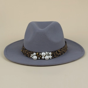 Chapeau fedora en laine grise avec ruban léopard, perles blanches et fleurs décoratives