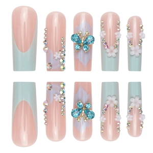 Rosa und minzgrüne Ballerina-Nägel zum Aufkleben mit 3D-Schmetterlingen und Blumenmotiven