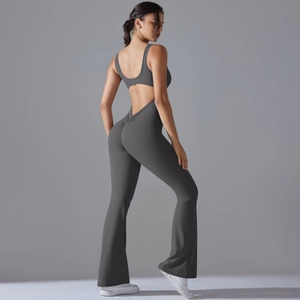 Rückansicht des ausgestellten Yoga-Jumpsuits mit rückenfreiem Design und Push-up-Effekt
