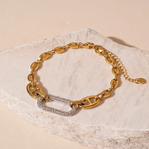 Détail du bracelet chaîne grain de café doré avec lien rectangulaire serti de zircons