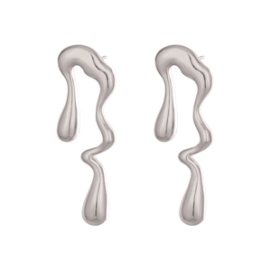 Détail des boucles d'oreilles géométriques en métal liquide au fini miroir poli