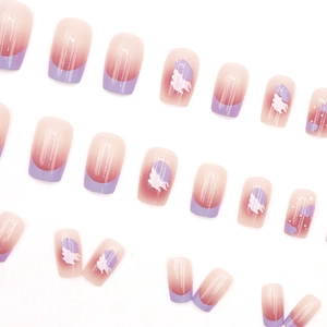 Unghie finte sfumate viola con delicati pois e pennellate artistiche decorative