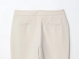 Détail de la taille et poches arrière du pantalon de costume ajusté beige femme