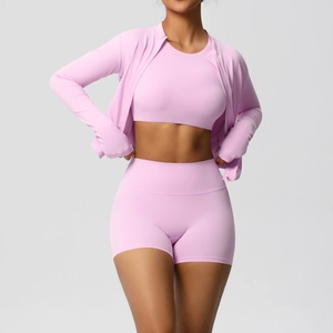 Détails d'un ensemble de yoga rose avec passe-pouces et tissu extensible haute performance