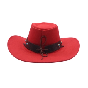Détail d'un chapeau de cowboy rouge avec bande en cuir marron et clous turquoise