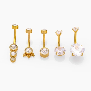 Cinq piercings de nombril en acier 316L doré avec des pierres de zircone étincelantes