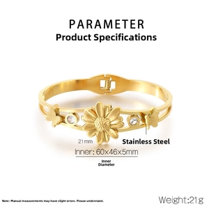 Vue détaillée du bracelet jonc en acier doré avec marguerite, papillon et les dimensions