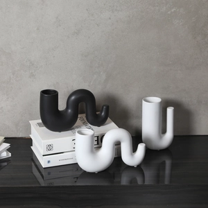 Vases modernes en céramique noire et blanche avec des formes abstraites en S et U
