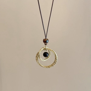 Collier minimaliste avec pendentif rond en œil de tigre et cordon tressé marron