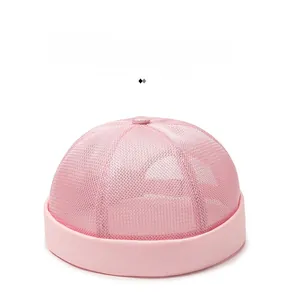 Détail du bonnet Miki rose avec haut en maille respirante et texture de coton