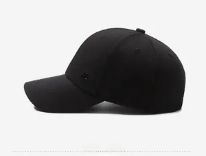 Détail d'une casquette de baseball noire avec logo AL en métal et coton sergé