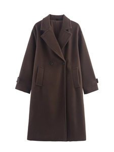Détail du manteau en laine marron foncé avec boutons à double boutonnage et revers classiques