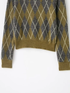 Detailansicht des Argyle-Strick-Poloshirts mit weicher Wollstruktur und gerippten Säumen