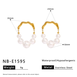 Gold-plated stainless steel hoop earrings with pearls and dimensions 35mm by 23mm