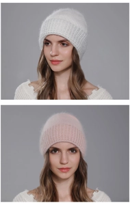 Dettaglio dei berretti in lana d'angora bianchi e rosa con texture morbida