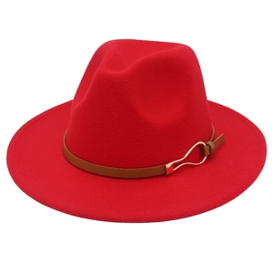 Vue détaillée d'un élégant chapeau fedora en feutre de lana rouge avec boucle marron