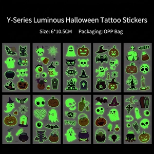 Détail de tatouages temporaires phosphorescents d'Halloween avec toiles d'araignée