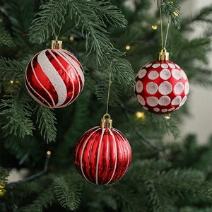 30pcs 6cm red Christmas ornaments on tree with gold caps and warm lights