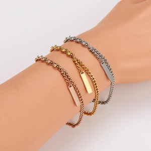 Vue détaillée de trois bracelets à chaîne minimalistes avec breloques rectangulaires.