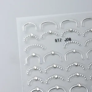 Détail macro des stickers nail art 5D avec lignes argentées et mini strass STZ JO8