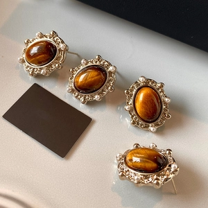 Boucles d'oreilles vintage œil de tigre avec filigrane doré et perles blanches