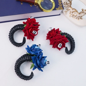 Détail de pinces à cheveux cornes de diable gothiques avec roses et petits crânes