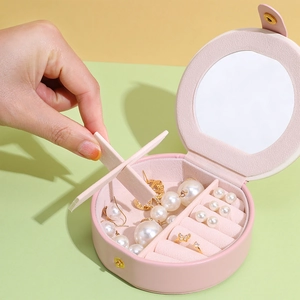 Boîte à bijoux portable en cuir PU rose avec miroir et séparateur amovible