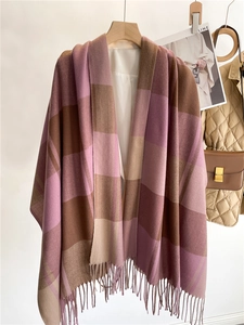 Dettaglio della sciarpa spessa a quadri con lunghe nappe in cashmere viola e marrone scuro