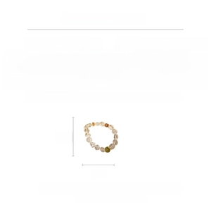 Vue détaillée d'un bracelet en perles avec cristal blanc, pierre verte et bois de santal