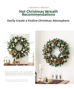 Détail de couronne de Noël avec lumières LED chaudes, boules dorées, pommes de pin et chalet